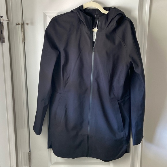 lululemon athletica Jackets & Blazers - Lululemon womens black raincoat size 8